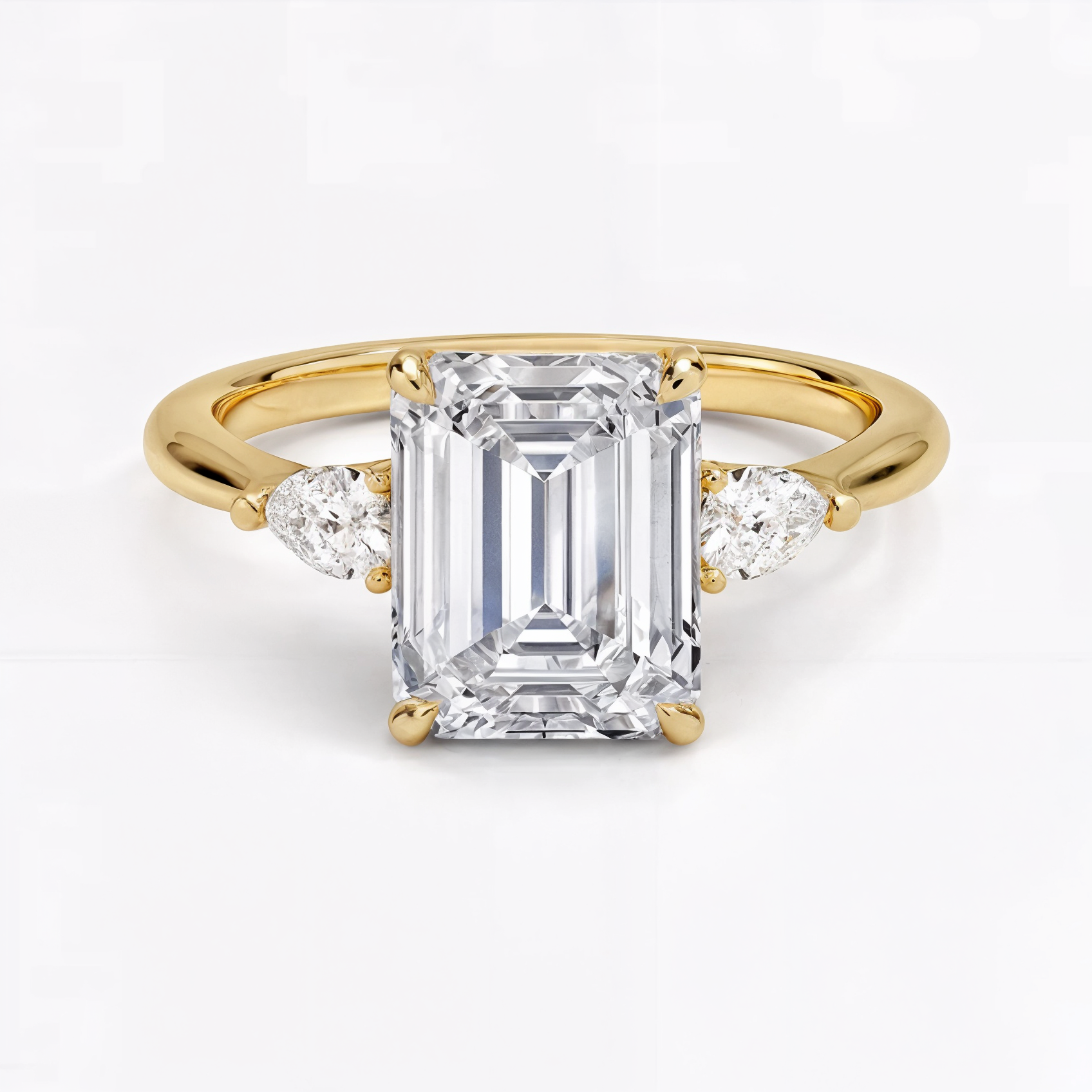 Anillo de compromiso tres piedras esmeralda