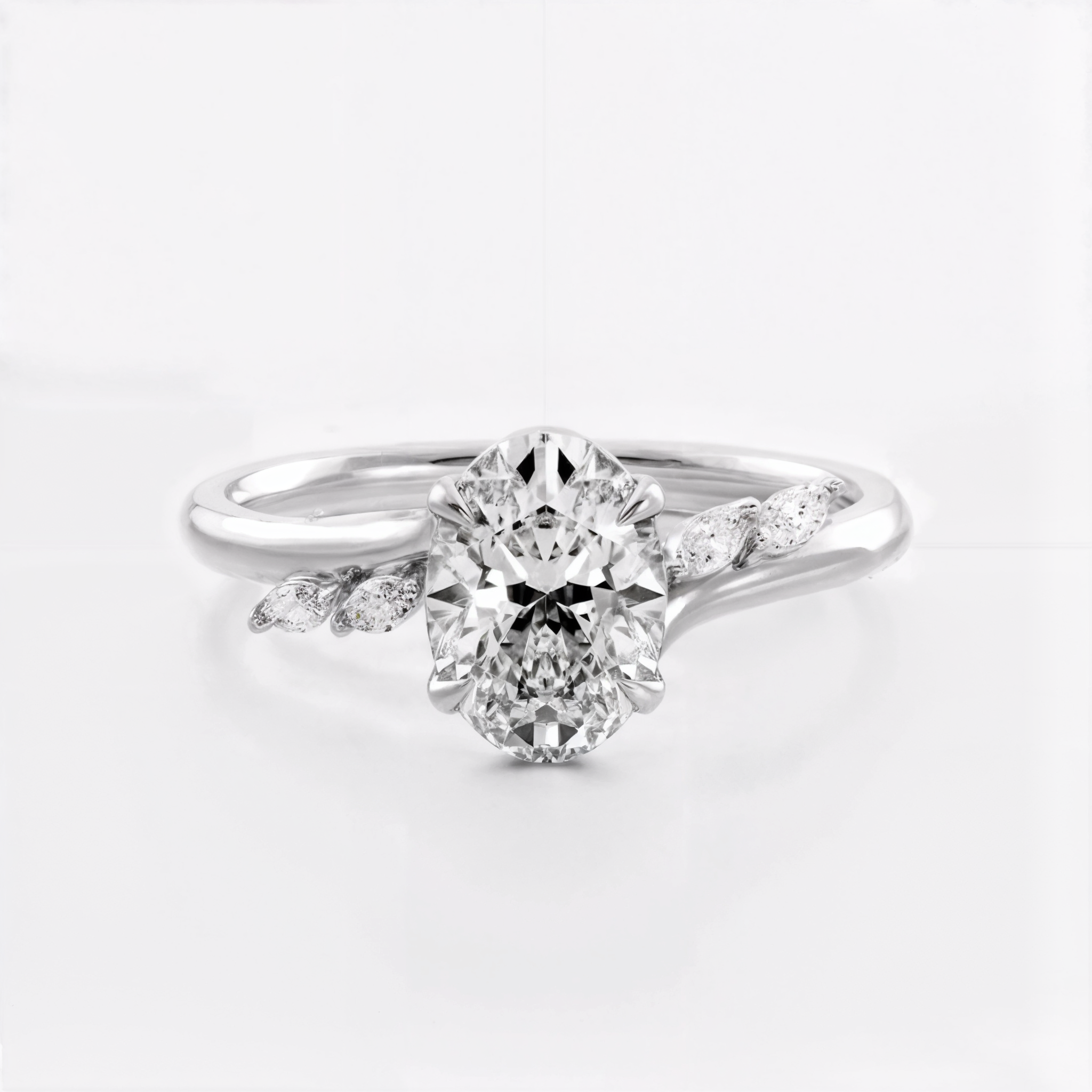 Anillo de compromiso oval curvo oro blanco