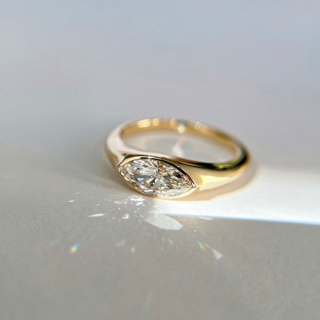 Anillo marquise Bezel oro amarillo