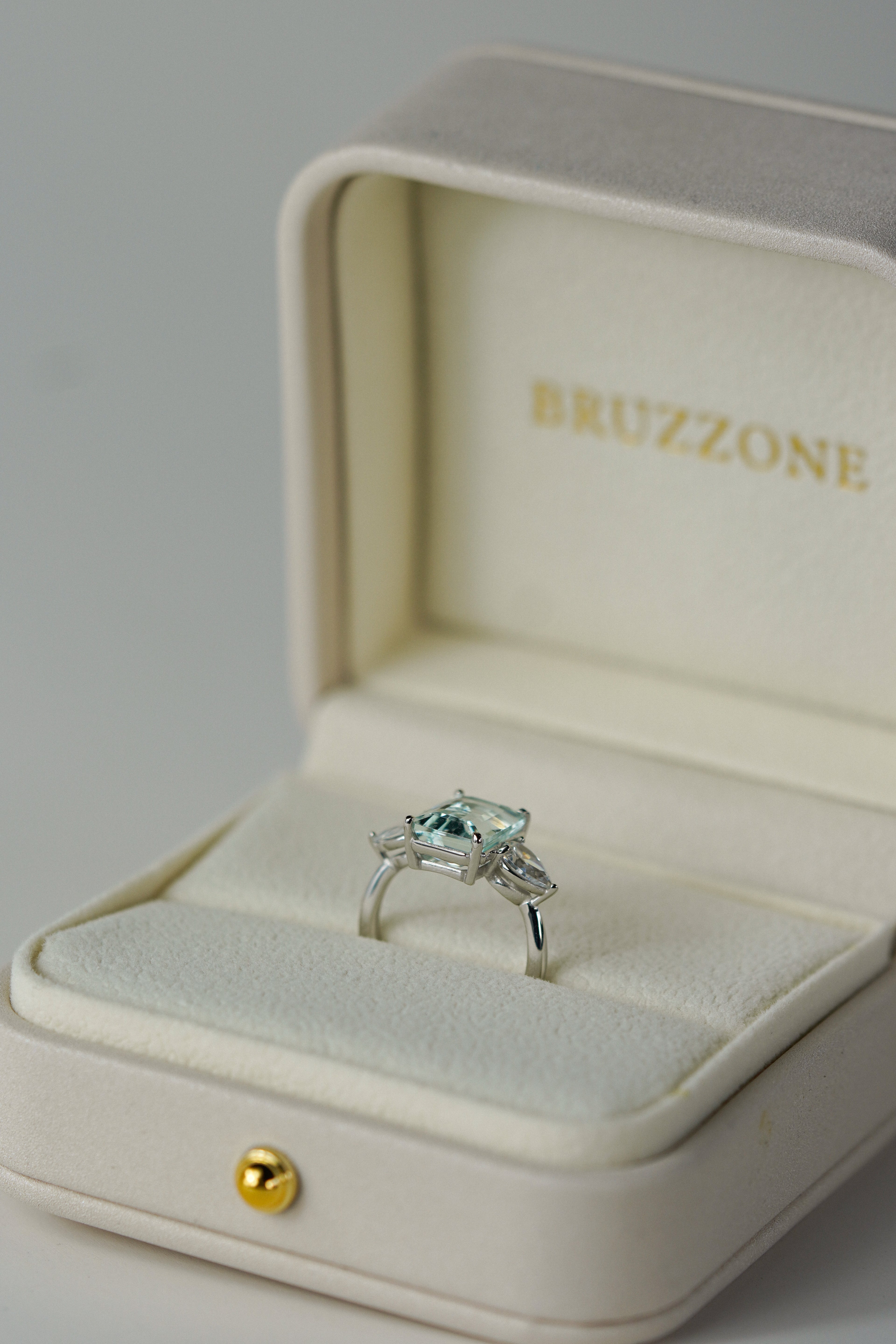 Anillo de compromiso aguamarina corte esmeralda tres piedras