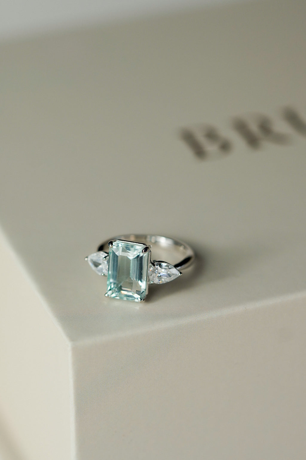 Anillo de compromiso aguamarina corte esmeralda tres piedras