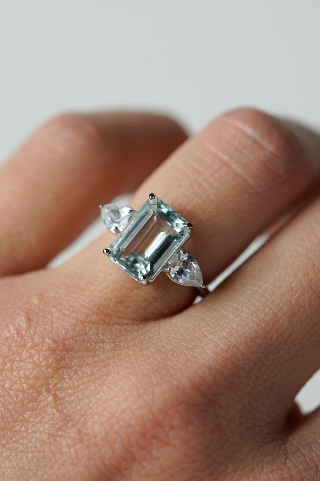 Anillo de compromiso aguamarina corte esmeralda tres piedras