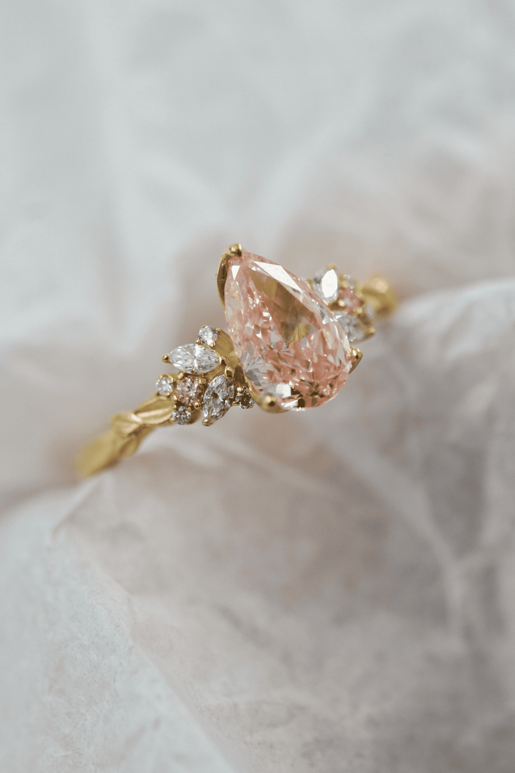 Anillo diamante rosado naturaleza