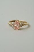 Anillo diamante rosado naturaleza