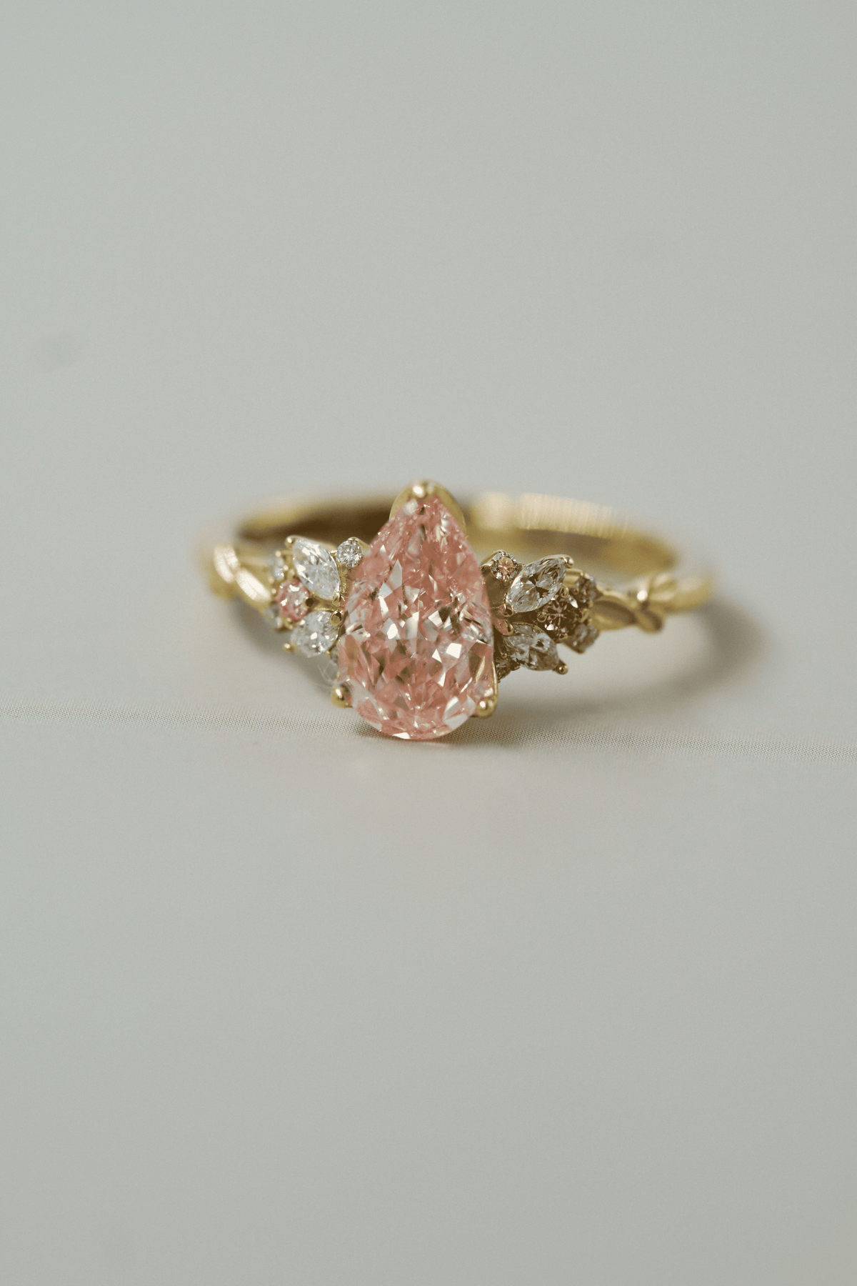 Anillo diamante rosado naturaleza