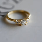 Anillo de compromiso tres piedras redondo Renata
