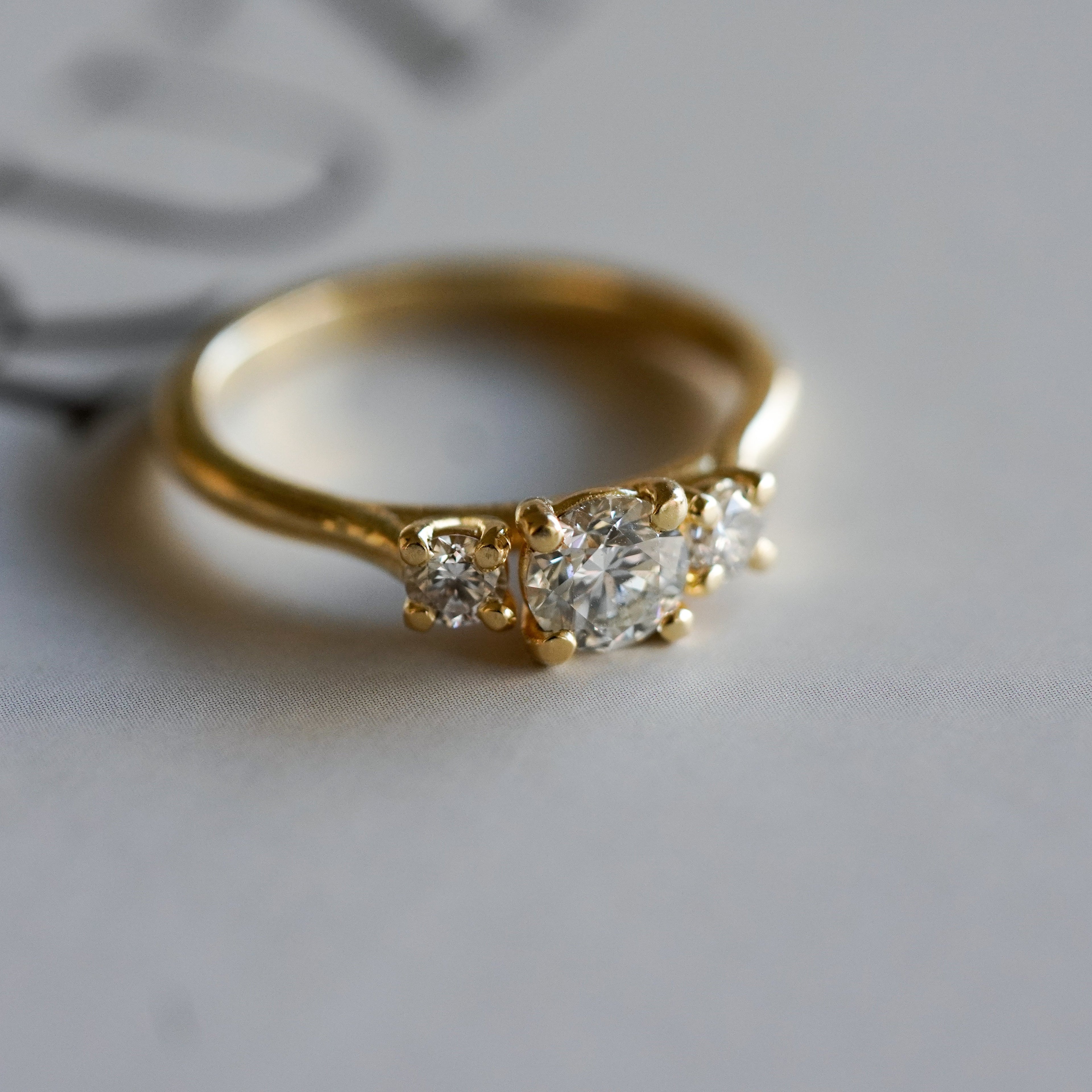 Anillo de compromiso tres piedras redondo Renata
