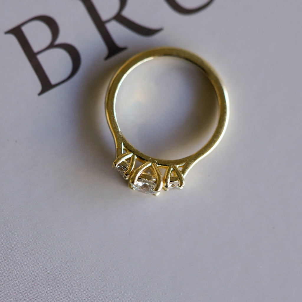 Anillo de compromiso tres piedras redondo Renata
