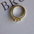 Anillo de compromiso tres piedras redondo Renata