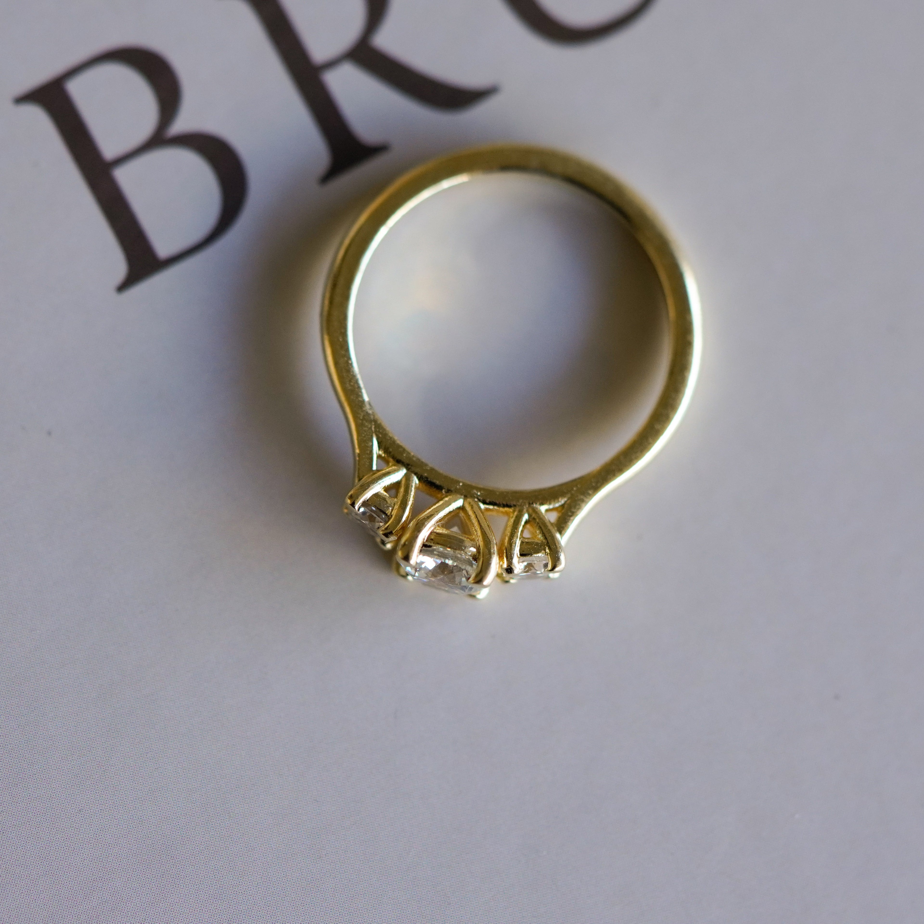 Anillo de compromiso tres piedras redondo Renata