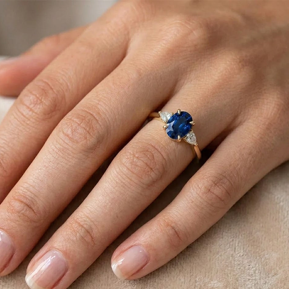 Anillo de compromiso zafiro ovalado tres piedras oro